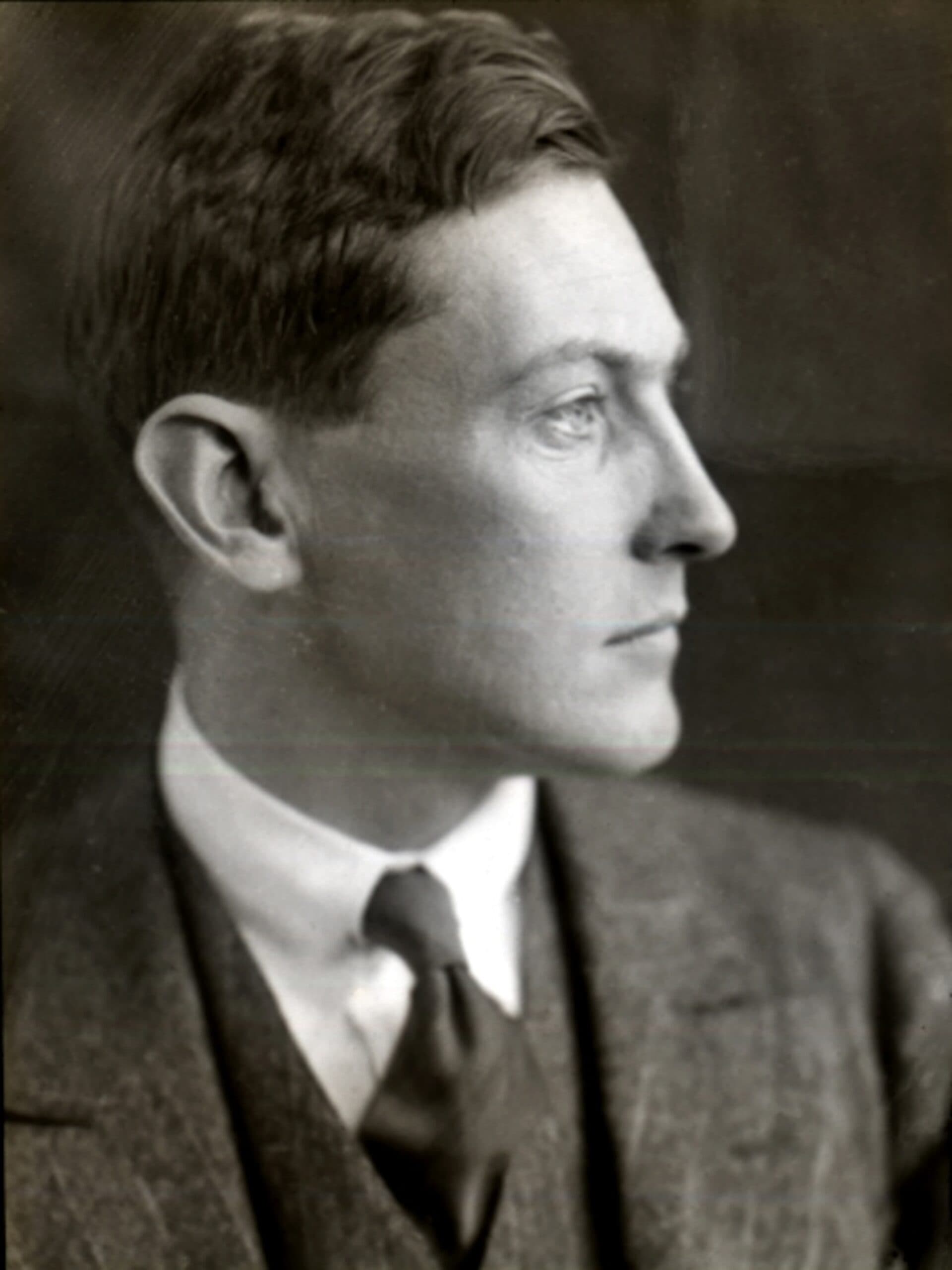 B&W portrait of George Mallory looking to the right wearing a tie, vest, and jacket